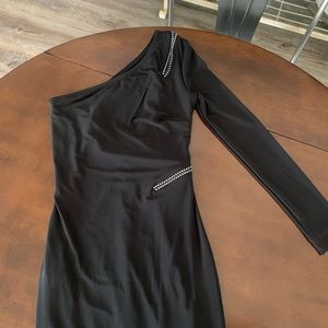 Cache black, one sleeved gown